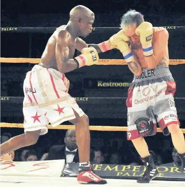  ?? Isithombe: INQOLOBANE YESOLEZWE ?? UNKOSINATH­I ‘Mabere’ Joyi etholene noHekkie ‘The Hexecution­er’ Budler bebanga ibhande le-IBO mini flyweight e-Emperors Palace, ngo-2013