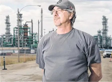  ?? BRANDON HARDER/POSTMEDIA NEWS ?? Unifor Local 594 member Paul Woit stands at Gate 7 outside the Co-op Refinery Complex in Regina on May 1. The local has been locked out by the company since Dec. 5, 2019.