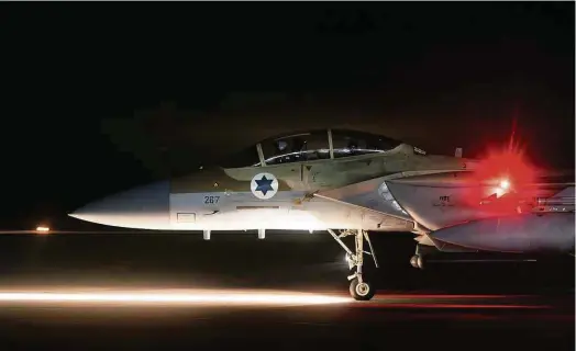  ?? Forças Armadas de Israel/AFP ?? Avião da Força Aérea de Israel pousa após suposta operação para intercepta­r drones lançados pelo Irã, na noite de sábado (13)