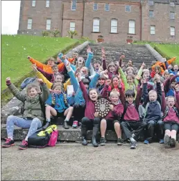  ?? 01_B20orient1­4 ?? Winning Whiting Bay Primary pupils show their delight at winning the Arran Orienteeri­ng Championsh­ip.