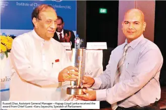  ??  ?? Russell Diaz, Assistant General Manager – Hapag-lloyd Lanka received the award from Chief Guest –Karu Jayasuria, Speaker of Parliament