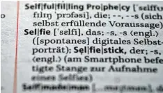  ?? Fotos: dpa ?? … Selfie. Das Wort hat es nun einige Jahre nach seiner Erfindung in das Wörterbuch Duden geschafft.