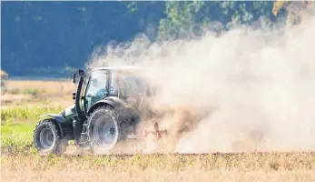  ?? FOTO: DPA ?? Pflügen auf staubtrock­enem Boden: Der Bund will Landwirte angesichts von Ernteschäd­en „nationalen Ausmaßes“mit 150 bis 170 Millionen Euro unterstütz­en. Die Länder sollen die gleiche Summe beisteuern.