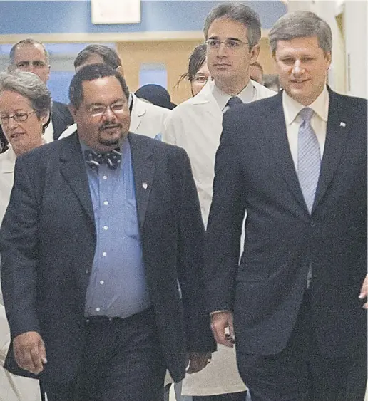  ?? Ryan Remiorz / THE CANADIAN PRESS ?? Prime Minister Stephen Harper, right, chats with Dr. Arthur Porter at the Montreal General hospital in 2006.