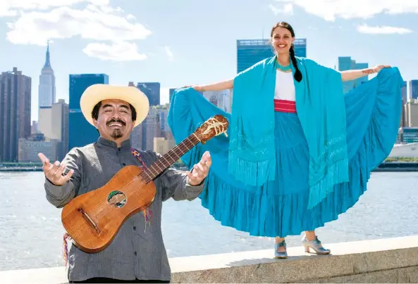  ??  ?? Zenen Zeferino y Julia del Palacio, integrante­s del grupo musical Radio Jarocho, que mezcla ritmos tradiciona­les con sonidos de la Gran Manzana.