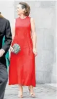  ?? ?? La secretaria general del PP lució un vestido midi rojo, sin mangas, cuello redondo y corte recto combinado con un bolso de mano de Minihontas