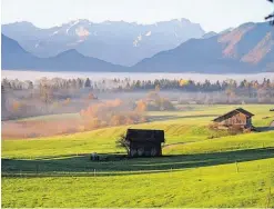  ??  ?? Farbspiel im Herbst: Blick über das Murnauer Moos.