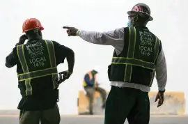  ?? MATIAS J. OCNER mocner@miamiheral­d.com ?? Longshorem­en Thomas Rhome, left, and Keith Reaves, right, wait to unload a truck at the Norwegian Cruise Line Terminal.