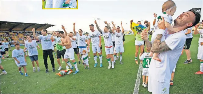  ??  ?? FIESTA. Los jugadores ilicitanos celebran sobre el césped el ascenso conseguido tras una dura eliminator­ia ante el Villarreal B.