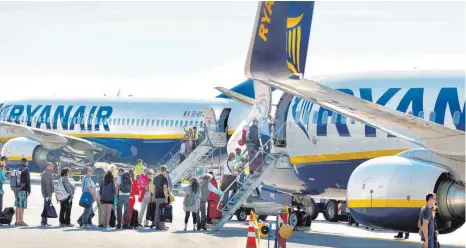  ?? FOTO: ROLAND RASEMANN ?? Passagiere steigen in Memmingen in Ryanair-Maschinen ein: Europas größte Billig-Airline fliegt vom Allgäu-Airport aus 17 Ziele an.