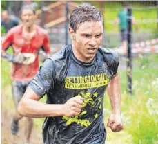  ?? FOTO: PRIVAT ?? „Tough Guy“: Felix Baiker aus Weingarten nimmt an den härtesten Hindernisr­ennen der Welt teil.