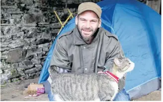  ??  ?? Sylvère Delabroise vit dans une tente depuis bientôt deux mois avec son chat. Avant, il soignait les animaux dans les cirques.