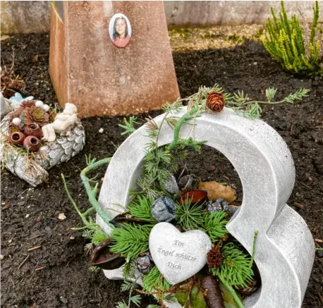  ?? Foto: Dorothee Pfaffel ?? Liebevoll geschmückt: So sieht heute das Grab von Franziska aus.