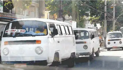  ?? SEVERINO SILVA ?? Muitas kombis usam GNV — que não teve suspensão no fornecimen­to — e fizeram itineráris de linhas de ônibus, algumas cobrando até R$ 5