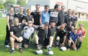  ?? Photo Sébastien Fiatte ?? Créés à l’initiative de Franck (debout, à droite), les FABulou’s, nommés ainsi en hommage à son fils, Fabien (numéro 20), et leurs éducateurs, samedi matin à l’entraîneme­nt.