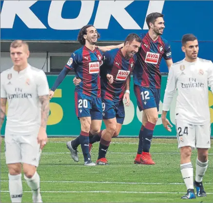  ?? FOTO: EFE ?? Marc Cucurella, el ‘20’ del Eibar, destrozó al Madrid en Ipurua El canterano del Barça participó de forma directa en los tres goles del Eibar