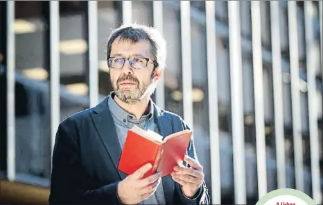  ?? ÀLEX GARCIA ?? A LisboaEdu Castro, ayer, cerca de la cafetería donde desayuna cada día, con uno de los cuatro libros de su mochila, Direcció Lisboa ,deJosep Pla