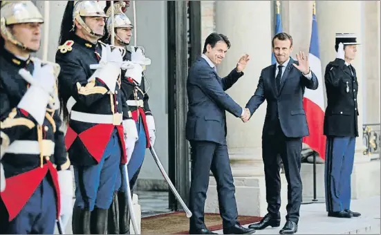  ?? FRANCOIS MORI / AP ?? Giusepe Conte i Emmanuel Macron saluden des de dalt de l’escalinata del palau de l’Elisi, ahir a París