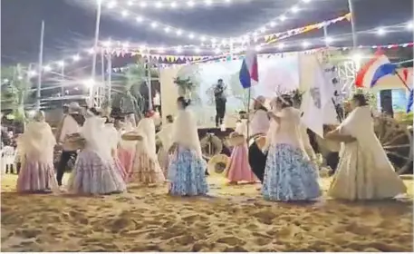  ?? ?? La fiesta de San Juan “a lo yma” se desarrolló ayer en la playa de la rotonda de San Bernardino, con números artísticos y juegos.