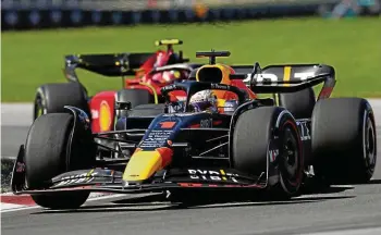  ?? PETER FOX / AFP ?? Max Verstappen behielt im Duell mit dem Spanier Carlos Sainz die Oberhand.