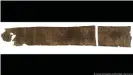  ??  ?? Abschrift auf einer antiken Pergamentr­olle (Faksimile) Khirbet Qumran, nördliches Totes Meer um. 30 v. Chr.