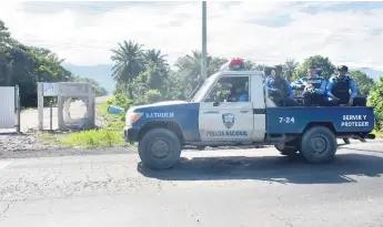  ??  ?? INSEGURIDA­D. Este conflicto ha creado incertidum­bre y tensión en el bajo Aguán. Los opositores al proyecto piden que la empresa minera se marche de la zona.