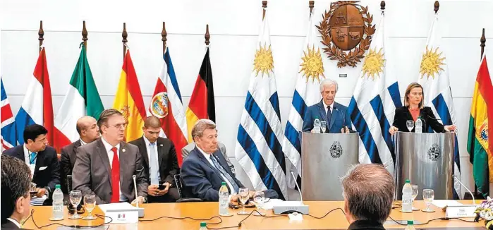  ?? ESPECIAL ?? El presidente anfitrión, Tabaré Vázquez, y la titular de Exteriores de la UE, Federica Mogherini, encabezaro­n la reunión en Montevideo.