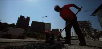  ??  ?? Si la majorité des troubles musculo-squelettiq­ues touche les secteurs de l’agroalimen­taire, de la métallurgi­e, de la constructi­on automobile et du BTP, le risque concerne également les activités de bureau ou les services à la personne. (Photo Patrick Blanchard)