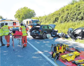  ?? FOTO: ANDY HEINRICH ?? Folgenschw­erer Zusammenst­oß: Das DRK ist am Mittwochna­chmittag nach einem schweren Unfall auf der B 31 bei Kressbronn im Einsatz und kümmert sich um die Verletzten. Die Straße ist bis in die Abendstund­en gesperrt.