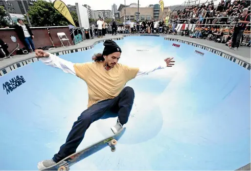  ?? MONIQUE FORD/STUFF ?? Barry Taniwha warms up for Saturday’s Bowlzilla competitio­n at Waitangi Park. He came seventh in the open final.