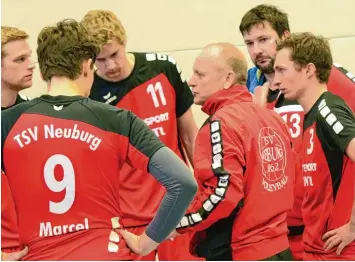  ?? Foto: Xaver Habermeier ?? Steht mit den Volleyball­ern des TSV Neuburg vor dem Sprung in die Bayernliga: Trainer Alexander Mannweiler (Mitte) und sein Team können am Samstag die Meistersch­aft in der Landesliga perfekt machen.