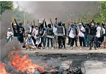  ?? FOTO: AP ?? Demonstrie­rende in Yangon zeigen den Drei-Finger-Gruß – eine Geste des Protests.