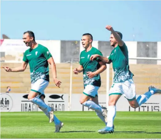  ?? FOTOS: ERASMO FENOY ?? De las Cuevas celebra el primero de sus dos goles a la Balona, con Jesús Álvaro y Álex Robles corriendo tras él.