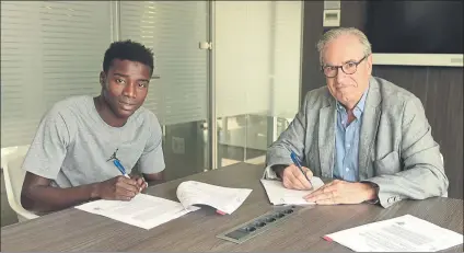  ?? FOTO: FCB ?? La primera fotografía facilitada por el club desde que llegó el viernes Moussa Wagué firma su contrato con el directivo Silvio Elías