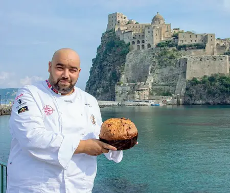  ??  ?? Panettone World Championsh­ip Alessandro Slama, vincitore del contest dei maestri del lievito madre