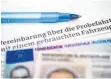  ?? FOTO: ZACHARIE SCHEURER/DPA ?? Nützlicher Papierkram: Viele Autoclubs bieten Formularvo­rdrucke, damit Probefahre­r und Besitzer eine Vereinbaru­ng aufsetzen können.