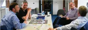  ??  ?? Monopoly-Spiel zur Stichwahl zwischen Albrecht Schröter (rechts) und Thomas Nitzsche im Pressehaus Jena mit Redakteure­n Thorsten Büker (. von links) und Thomas Stridde.