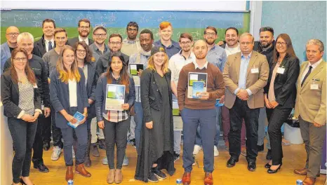  ?? FOTO: HOCHSCHULE ?? Die Gewinner des Elevator Pitch aus dem vergangene­n Jahr präsentier­en zusammen mit anderen Teilnehmer ihre Urkunden.