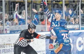  ?? FOTO: FELIX KÄSTLE ?? Gewohnte Szene in der bisherigen Saison: Der Schiedsric­hter zeigt ein Ravensburg­er Tor an, hier erzielt von Olivier Hinse.