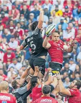  ?? /Sydney Seshibedi/Gallo Images ?? UK-bound? Ruan Ackermann wins the line-out ball against Crusaders captain Sam Whitelock in the Super Rugby final on Saturday. Unconfirme­d reports suggest Ackermann is to follow his father to England and play for Gloucester.