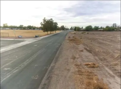  ?? PHOTO VINCENT OSUNA ?? Ninth Street, from Beale and Ash avenues, on Tuesday in Holtville. New sidewalk is set to be constructe­d along the north portion of this section of Ninth.