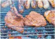  ?? FOTO: DPA ?? Bratwürste und Steaks auf einem Holzkohleg­rill. Trotz höherer Nachfrage während der Fußball-Weltmeiste­rschaft sollen die Preise für Grillfleis­ch nicht steigen.