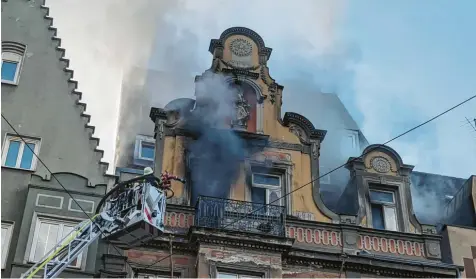  ?? Foto: Jörg Heinzle ?? Laut Polizei hat der Akku eines E‰Rollers den Brand in der Karolinens­traße ausgelöst, als er gerade geladen wurde.