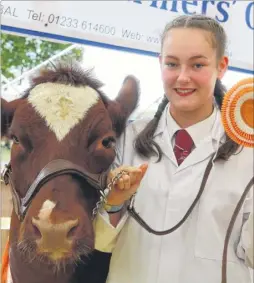  ?? Pictures: Andy Jones FM4838801 ?? Kayleigh Lancaster, 15 from the North School YFC with overall beef champion Kiwi – a homebred pedigree beef shorthorn