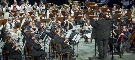  ??  ?? La banda La Rovereto Wind Orchestra è nata in collegamen­to con il liceo Rosmini. Sarà al Maggio musicale fiorentino