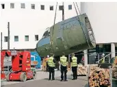  ?? FOTO: PFW ?? Mit großem Aufwand werden die Flugzeugte­ile auf den Gustaf-Gründgens-Platz gebracht.