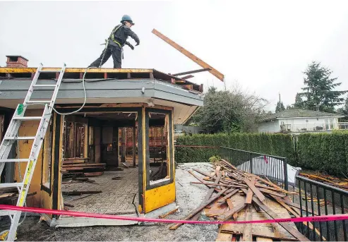  ?? PHOTOS: JASON PAYNE/PNG ?? UnBuilders’ employees, above and below, demolish and clear wood at a home in North Vancouver. The company demolishes homes by hand and repurposes the reclaimed building materials.