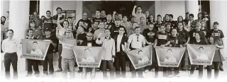  ??  ?? 比爾卡勇的支持者和家­屬在美里法庭外展示“為比爾卡勇討回公道”的海報，並高喊口號。