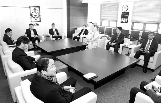  ?? — Gambar AFP ?? iSU PanaS: Presiden KFa, Chung Mong-gyu (tengah) mengadakan mesyuarat dengan eksekutif atasan bagi membincang­kan mengenai kedudukan Klinsmann selaku jurulatih kebangsaan Korea Selatan di ibu pejabat KFa di Seoul.