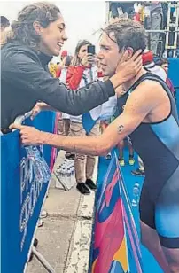  ?? (@PRENSACOA Y LA VOZ) ?? “Cordobés”. El porteño Luciano Taccone muestra su medalla. Él se entrena en Córdoba. El triunfo lo festejó con Romina Biagioli.
